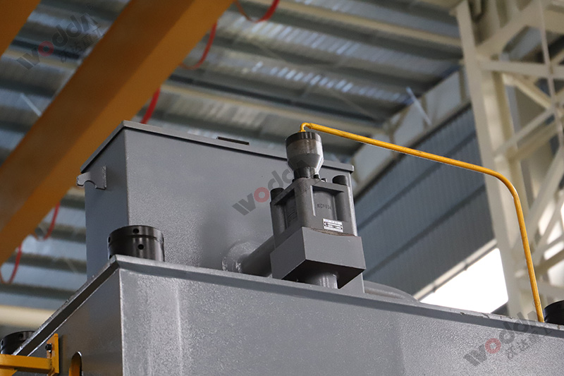 四柱液壓機(jī)如何選擇合適的液壓油？有哪些型號(hào)？