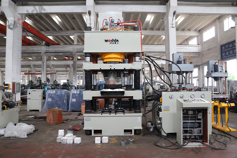 山東牛羊舔磚液壓機廠家哪家好？