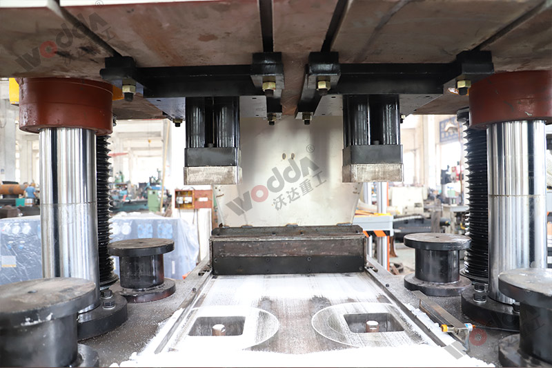 山東牛羊舔磚液壓機廠家哪家好？