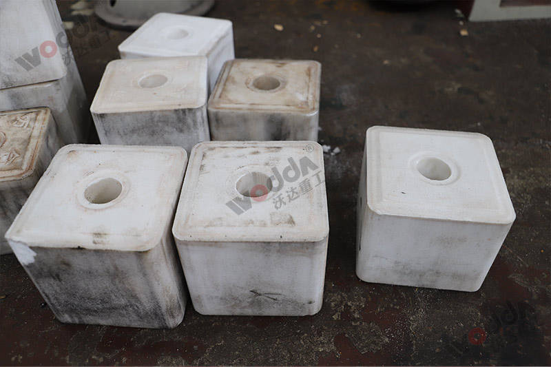 山東牛羊舔磚液壓機廠家哪家好？