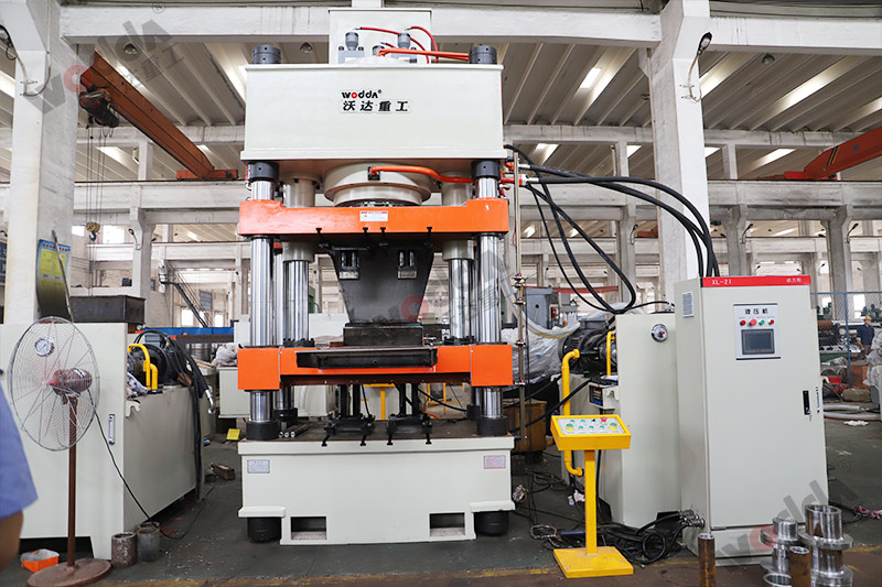 牛羊舔磚液壓機(jī)都有什么優(yōu)勢？山東四柱液壓機(jī)廠家分享