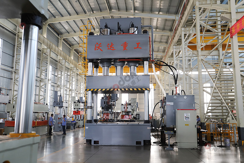 1500噸三梁四柱液壓機(jī) 1500噸三梁四柱液壓機(jī)