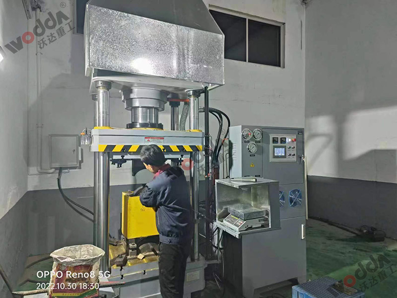 200噸粉末成型液壓機(jī) 200噸粉末成型液壓機(jī)