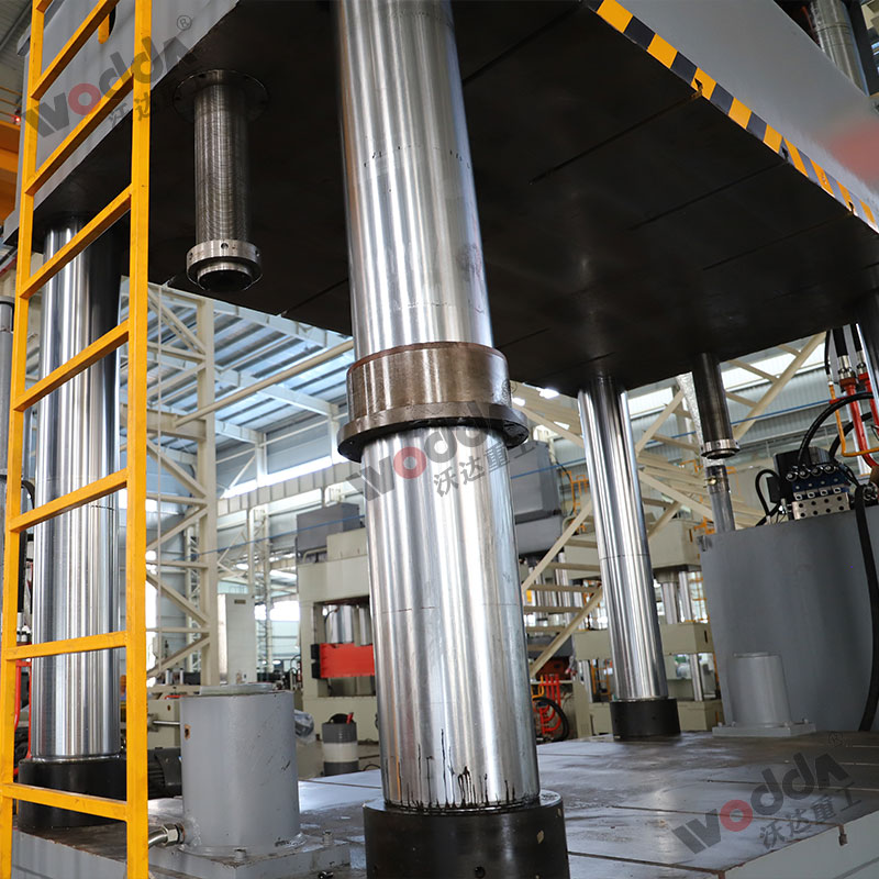 1500噸復合材料液壓機細節(jié) 1500噸復合材料液壓機細節(jié)