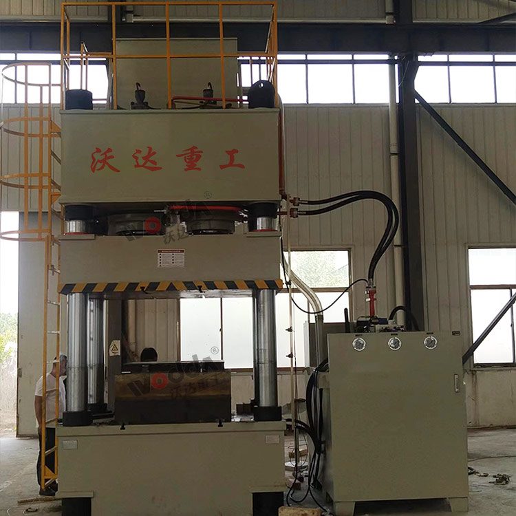 800噸四柱液壓機(jī)現(xiàn)場(chǎng) 800噸四柱液壓機(jī)現(xiàn)場(chǎng)