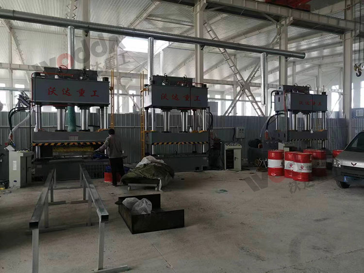 315噸復(fù)合漏糞板液壓機(jī)使用現(xiàn)場 315噸復(fù)合漏糞板液壓機(jī)使用現(xiàn)場