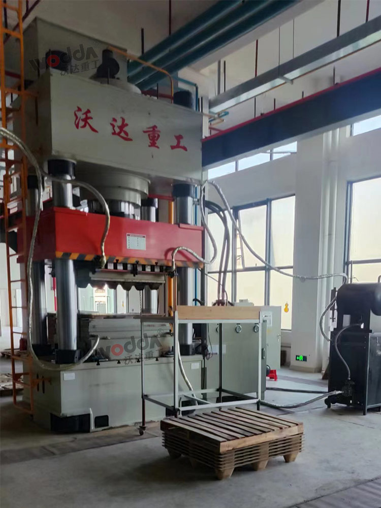 木屑托盤成型液壓機(jī)現(xiàn)場(chǎng) 木屑托盤成型液壓機(jī)現(xiàn)場(chǎng)