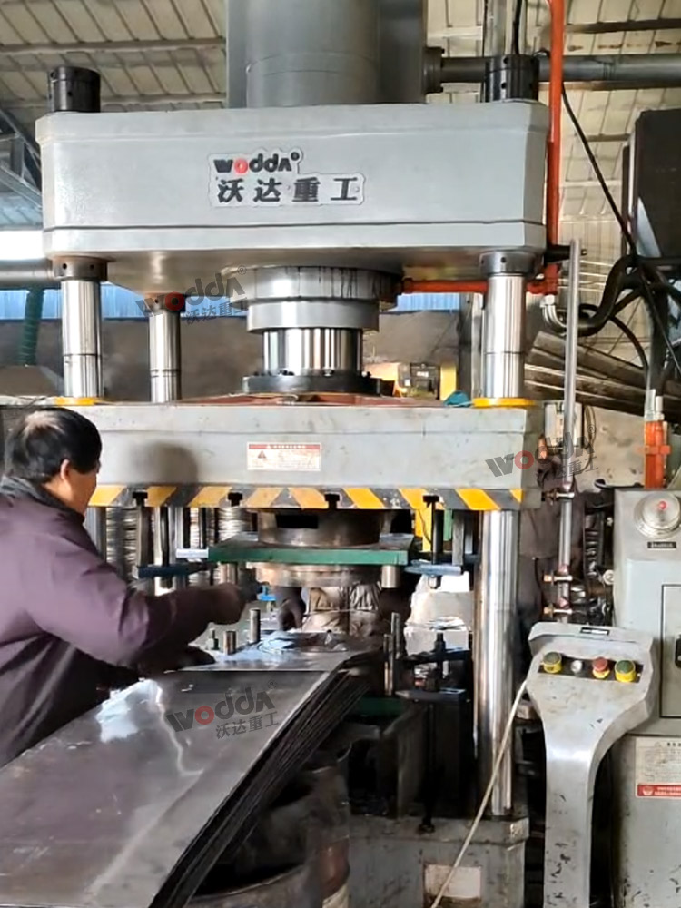 200噸汽車零部件沖壓液壓機客戶現(xiàn)場 200噸汽車零部件沖壓液壓機客戶現(xiàn)場