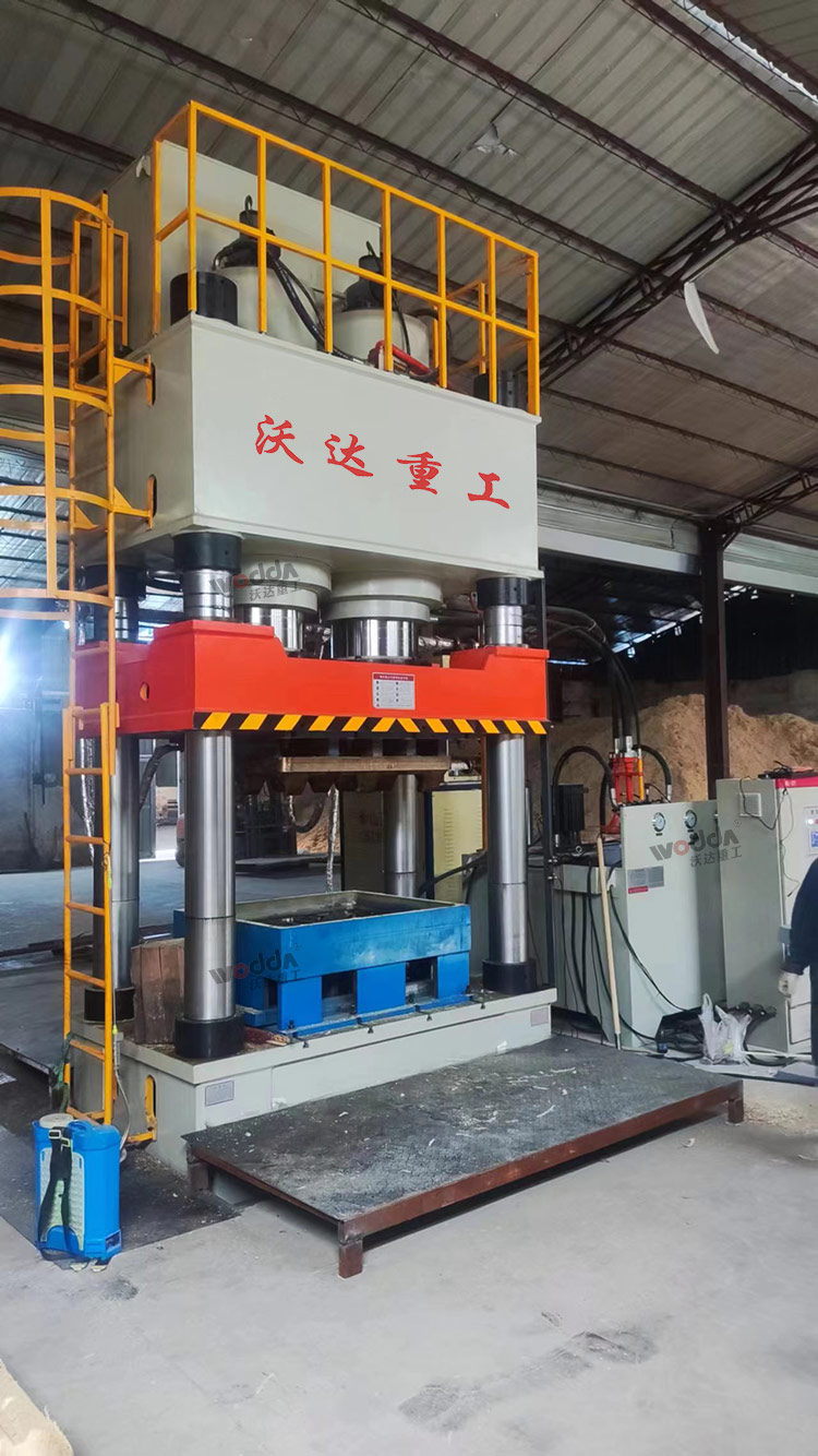 木屑托盤成型液壓機(jī)現(xiàn)場(chǎng) 木屑托盤成型液壓機(jī)現(xiàn)場(chǎng)