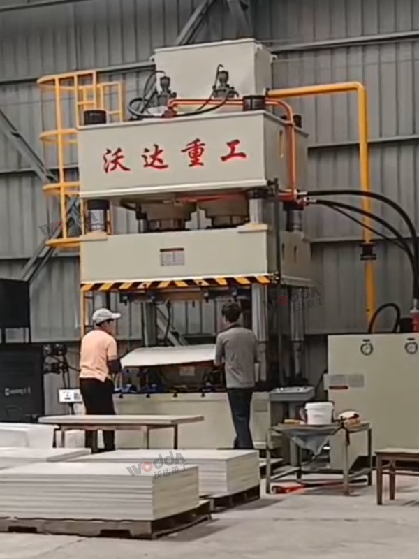 630噸復(fù)合材料成型液壓機(jī)客戶現(xiàn)場 630噸復(fù)合材料成型液壓機(jī)客戶現(xiàn)場