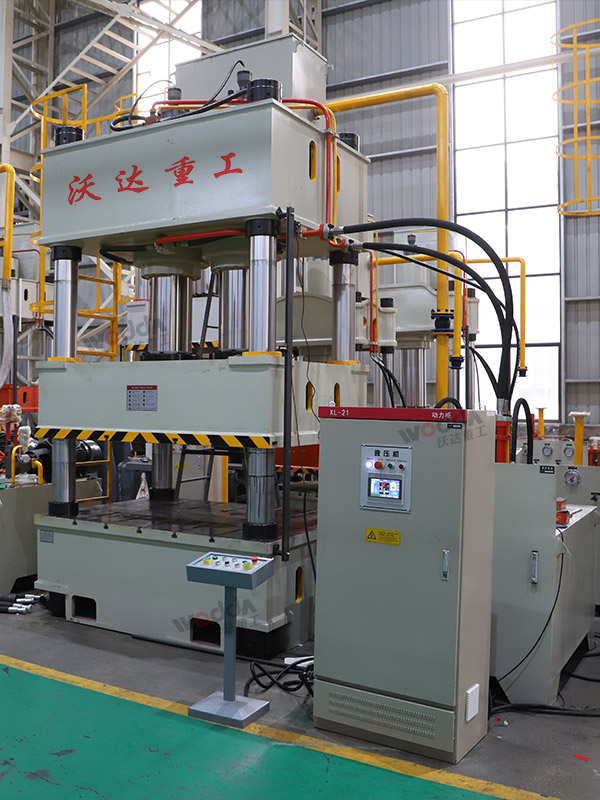 630噸四柱液壓機(jī)車間實(shí)物.jpg 630噸四柱液壓機(jī)車間實(shí)物.jpg