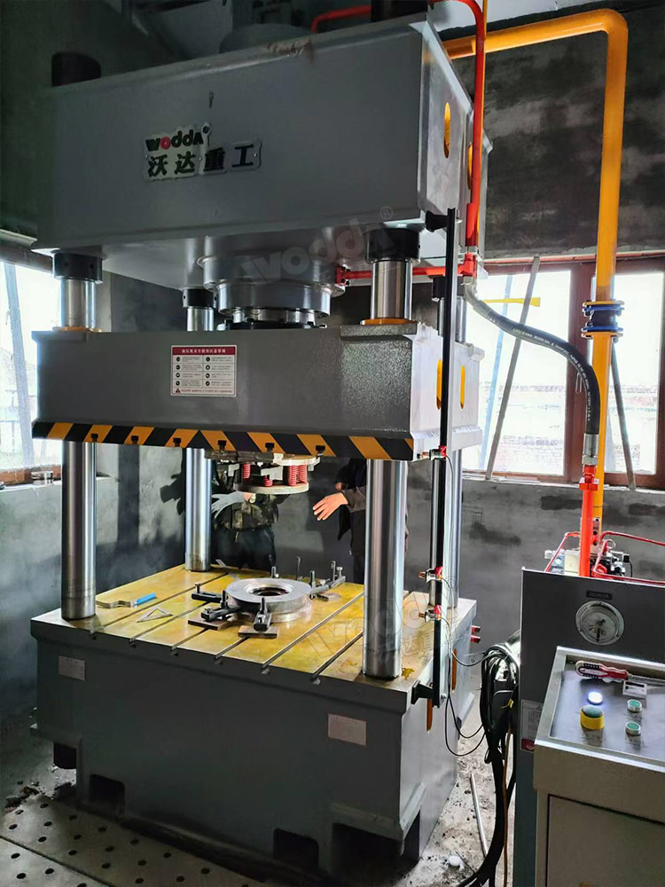 315噸金屬板材成型液壓機(jī) 315噸金屬板材成型液壓機(jī)