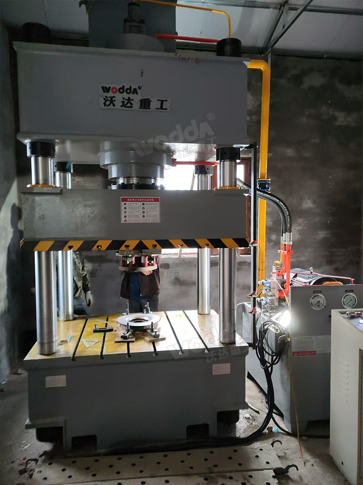 315噸三梁四柱液壓機(jī) 315噸三梁四柱液壓機(jī)