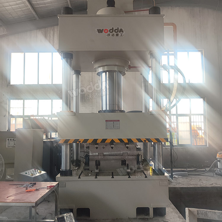 630噸四柱液壓機(jī) 630噸四柱液壓機(jī)