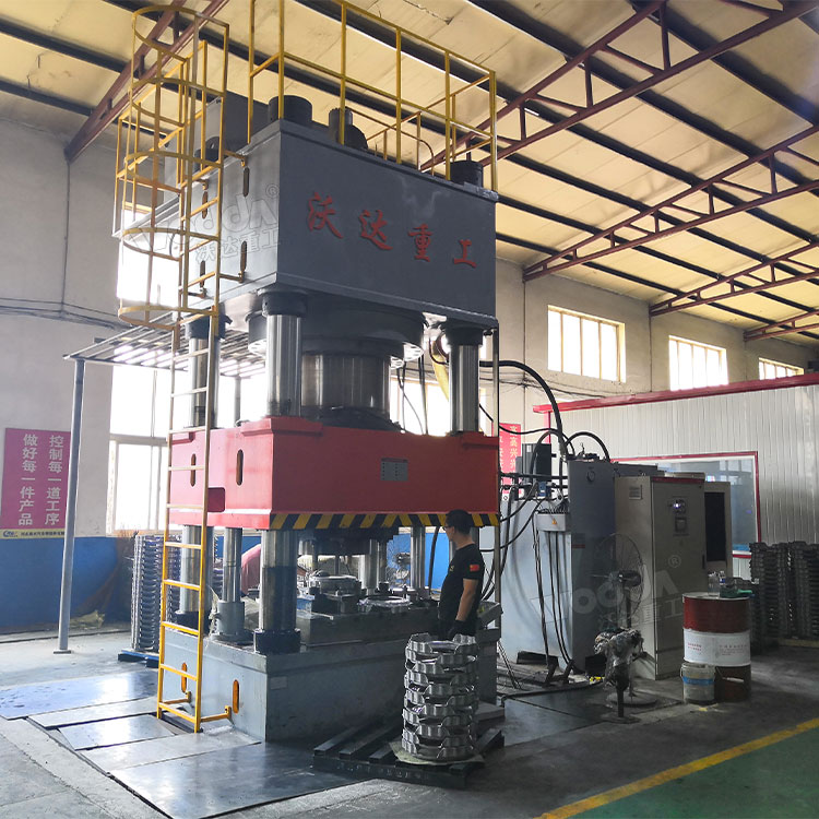 2000噸四柱液壓機(jī) 2000噸四柱液壓機(jī)