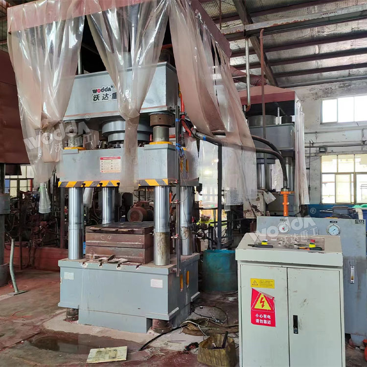 630噸三梁四柱液壓機(jī)客戶現(xiàn)場 630噸三梁四柱液壓機(jī)客戶現(xiàn)場