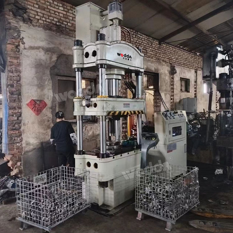 200噸汽車發(fā)電機爪極成型液壓機現(xiàn)場 200噸汽車發(fā)電機爪極成型液壓機現(xiàn)場