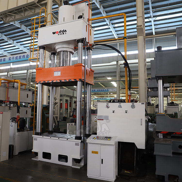 630噸三梁四柱液壓機(jī)車間實(shí)物 630噸三梁四柱液壓機(jī)車間實(shí)物