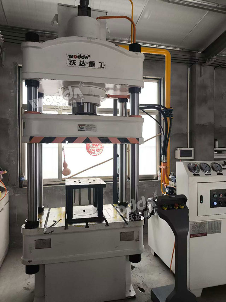 200噸四柱液壓機現(xiàn)場 200噸四柱液壓機現(xiàn)場