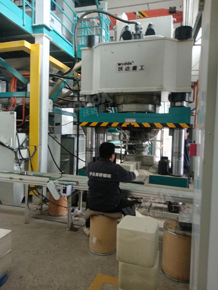 800噸鹽磚機客戶車間現(xiàn)場 800噸鹽磚機客戶車間現(xiàn)場