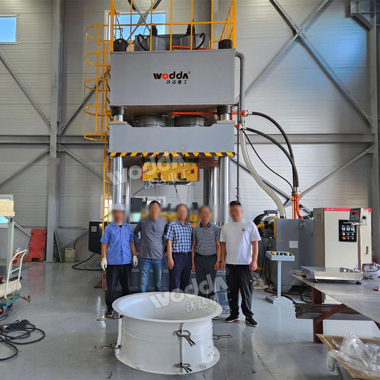 1000噸玻璃鋼冷卻塔風(fēng)筒成型液壓機(jī)現(xiàn)場(chǎng) 1000噸玻璃鋼冷卻塔風(fēng)筒成型液壓機(jī)現(xiàn)場(chǎng)