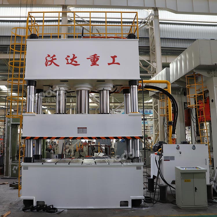 三梁四柱液壓機(jī) 三梁四柱液壓機(jī)