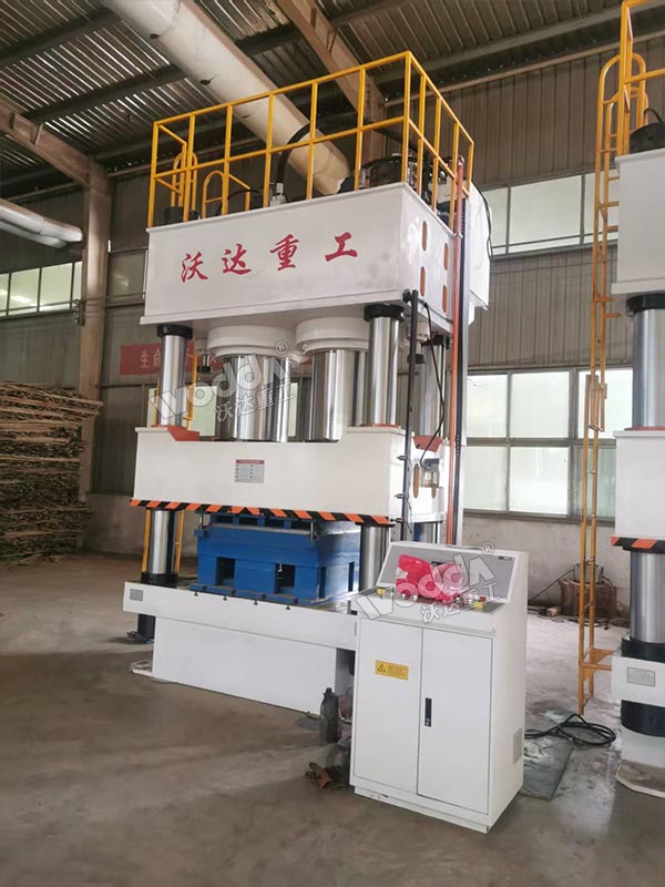 1800噸液壓機(jī) 1800噸液壓機(jī)