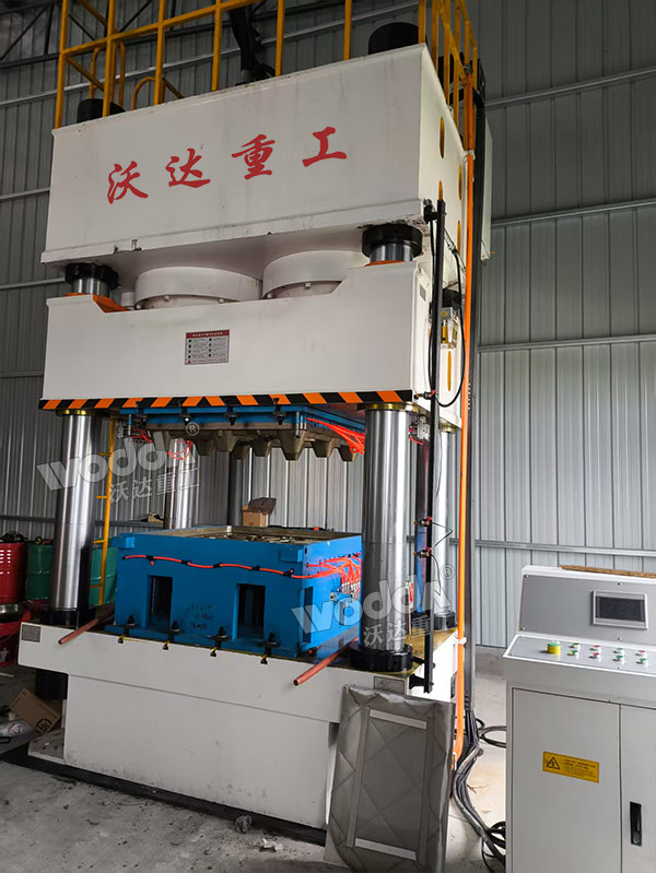 1600噸四柱液壓機(jī) 1600噸四柱液壓機(jī)