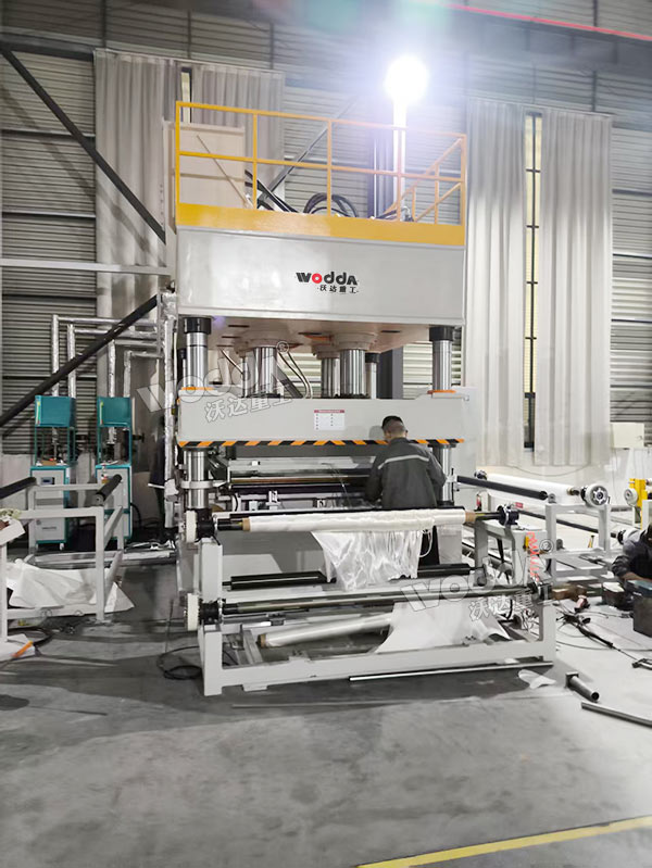 630噸PE防彈無緯布模壓液壓機現(xiàn)場