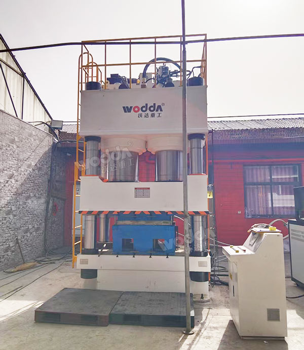 1600噸木屑托盤液壓機(jī)現(xiàn)場(chǎng) 1600噸木屑托盤液壓機(jī)現(xiàn)場(chǎng)