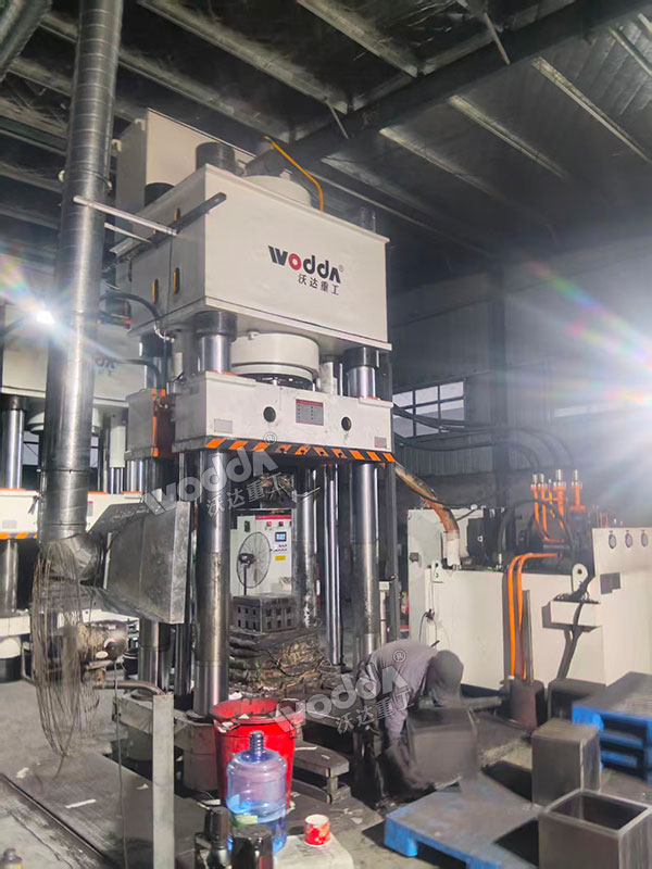 500噸石墨匣缽液壓機(jī)現(xiàn)場(chǎng).jpg 500噸石墨匣缽液壓機(jī)現(xiàn)場(chǎng).jpg