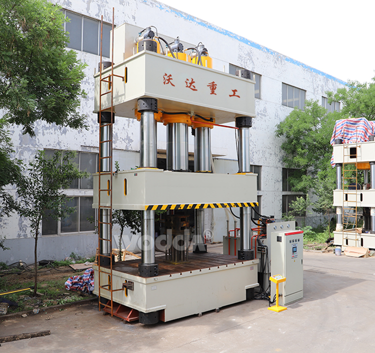 1800噸三梁四柱液壓機(jī) 1800噸三梁四柱液壓機(jī)