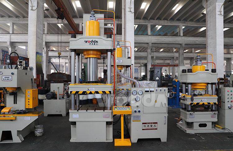 200噸四柱三梁液壓機(jī) 200噸四柱三梁液壓機(jī)