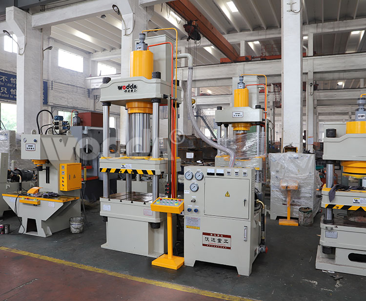 200噸四柱三梁液壓機(jī) 200噸四柱三梁液壓機(jī)