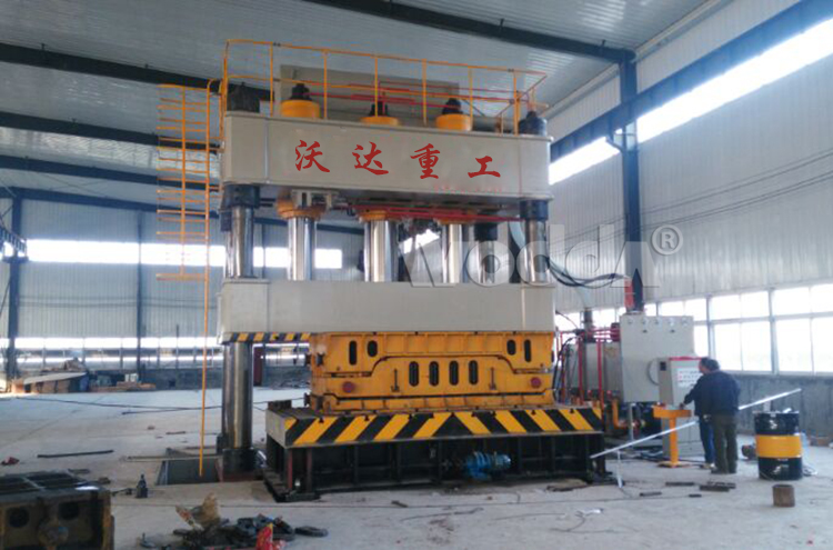 2000噸四柱液壓機(jī) 2000噸四柱液壓機(jī)