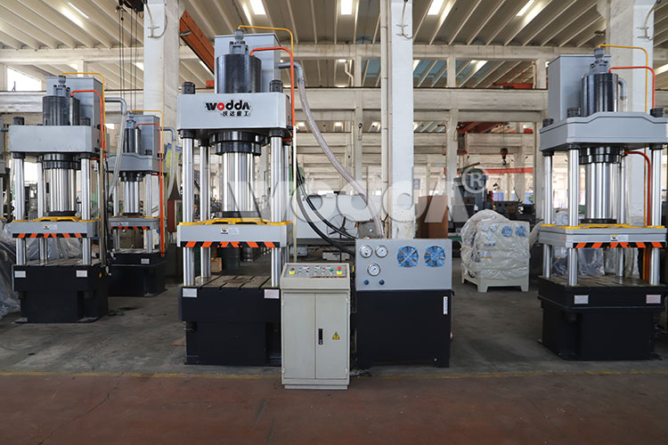 200噸三梁四柱液壓機(jī) 200噸三梁四柱液壓機(jī)