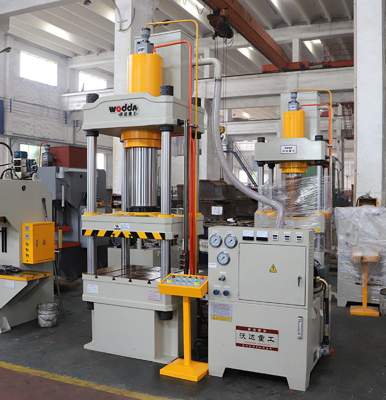 200噸熱壓成型液壓機(jī) 200噸熱壓成型液壓機(jī)