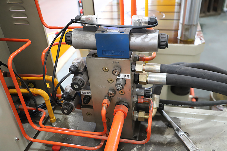 200噸熱壓成型液壓機(jī) 200噸熱壓成型液壓機(jī)